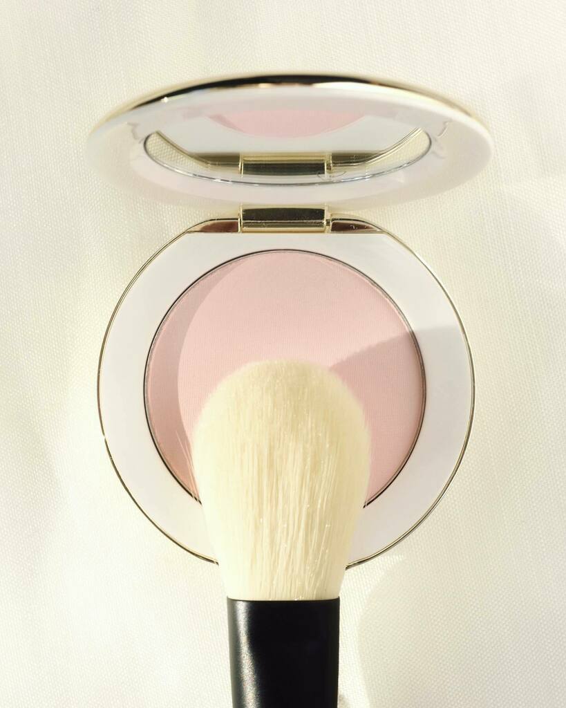 brigadeirocc's tweet photo. For those, who like me, are not a fan of powders, I was so excited when @gucciwestman described her new @westmanatelier Vital Pressed Skincare powder as the "(…) powder for people who hate powder." That me! 🤚🏻

It has an ultra-feathery formula packed… https://t.co/LanBHrk8yU https://t.co/7vlRKtrfpb
