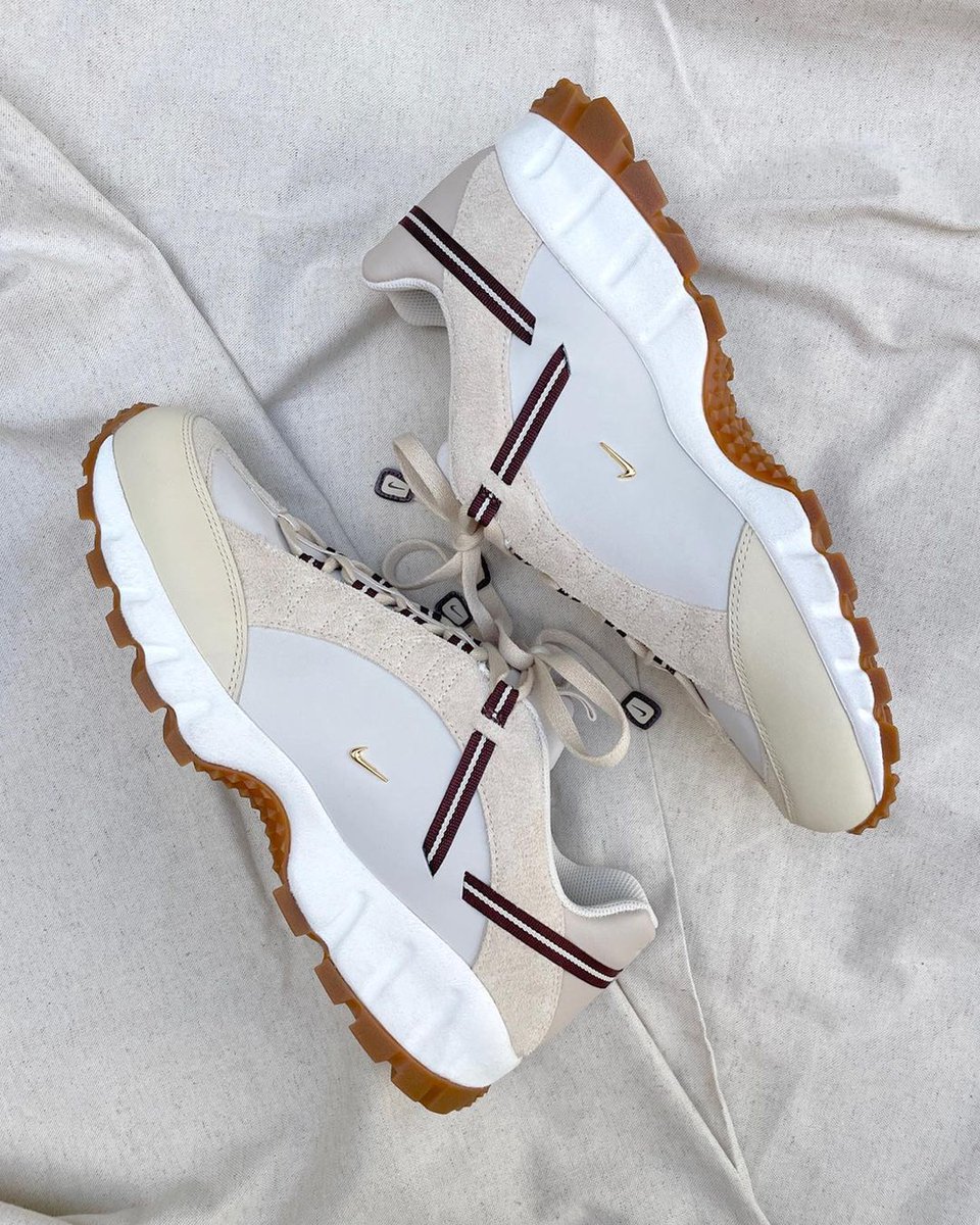 CaminoTV's tweet photo. La première collab de Jacquemus avec Nike c'est sur la Humara ✨ ! https://t.co/3Z431aCe8F