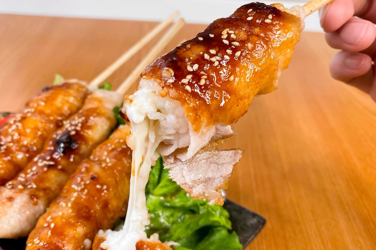 甘辛い味付けがたまらない！肉巻きチーズおにぎり。