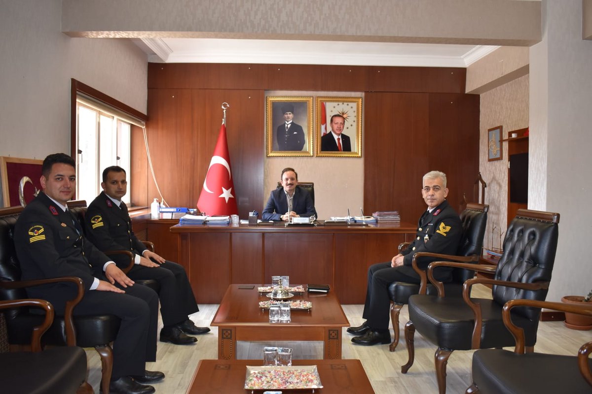Jandarma Teşkilatının 183. kuruluş haftası münasebetiyle, İlçe Jandarma Komutan V. J.Kd.Bçvş.Ayhan ÖZYÖN, Uzm.J.Mehmet Gazi YILDIRIM ve Uzm.J. Recep ERTÜRK, Kaymakamımız Sayın Göksu BAYRAM'ı makamında ziyaret ederek, günün anlam ve önemi hakkında bilgi vermişlerdir.