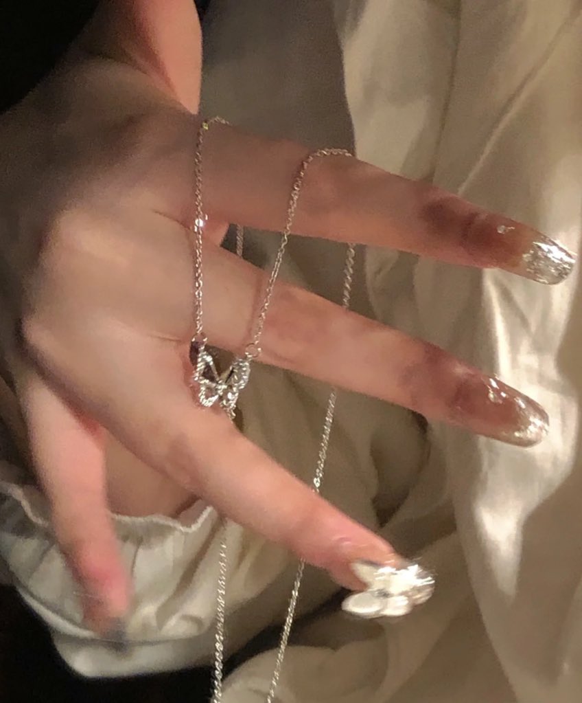 เซ็ตกำไลข้อมือกับสร้อยผีเสื้ออันนี้สวยมาก ใส่แล้วขับผิวด้วย ตัวสร้อยเป็นจี้เล็กๆแมตช์ได้กับหลายๆลุคเลย ส่วนกำไลดีเทลผีเสื้อก็สวยเป็นบ้า เซ็ตนี้แค่ 100 บาทเองอะ เอฟด่วนน👀✨