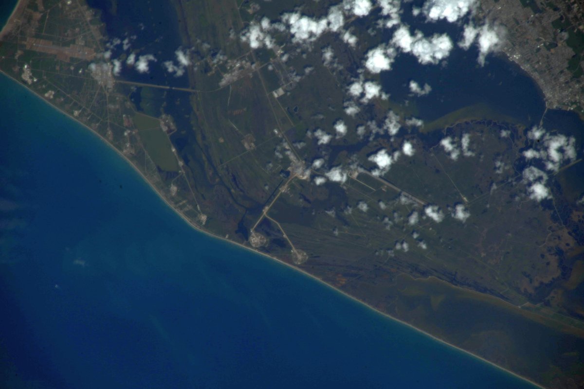 Astro_FarmerBob's tweet image. Flying over @NASAKennedy aboard the @Space_Station is a surreal experience. Each time, I’m amazed to think that our #Crew4 journey started there just a few short weeks ago! So close, yet so far away!