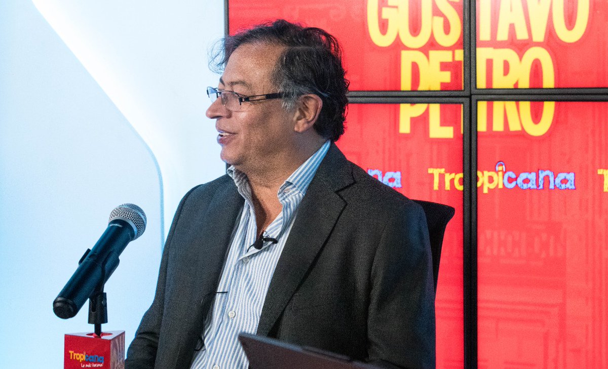 TropiBogota's tweet photo. #AlAire Gustavo Petro (@petrogustavo) habla sobre los polémicos 'petrovideos' que circular en redes, en Tropicana 

#PetroEnTropicana https://t.co/LvroGFjCoN https://t.co/LoaJAv7Huv