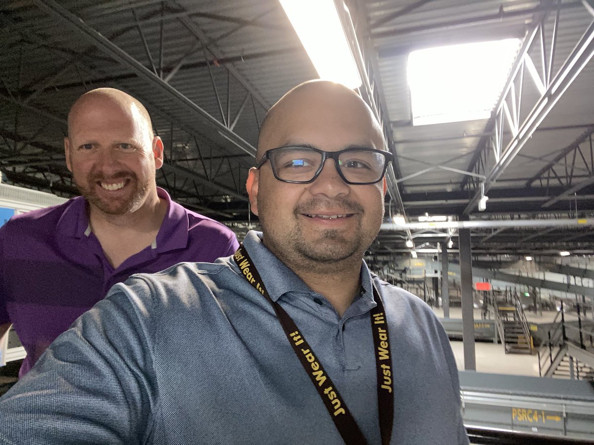 PedroS75136337's tweet photo. UPS Canada - What a great facility, look I found an old friend @putz0913 . @Ups @UPS_Canada @UPS_JCondon https://t.co/VzV5I9Y1ft