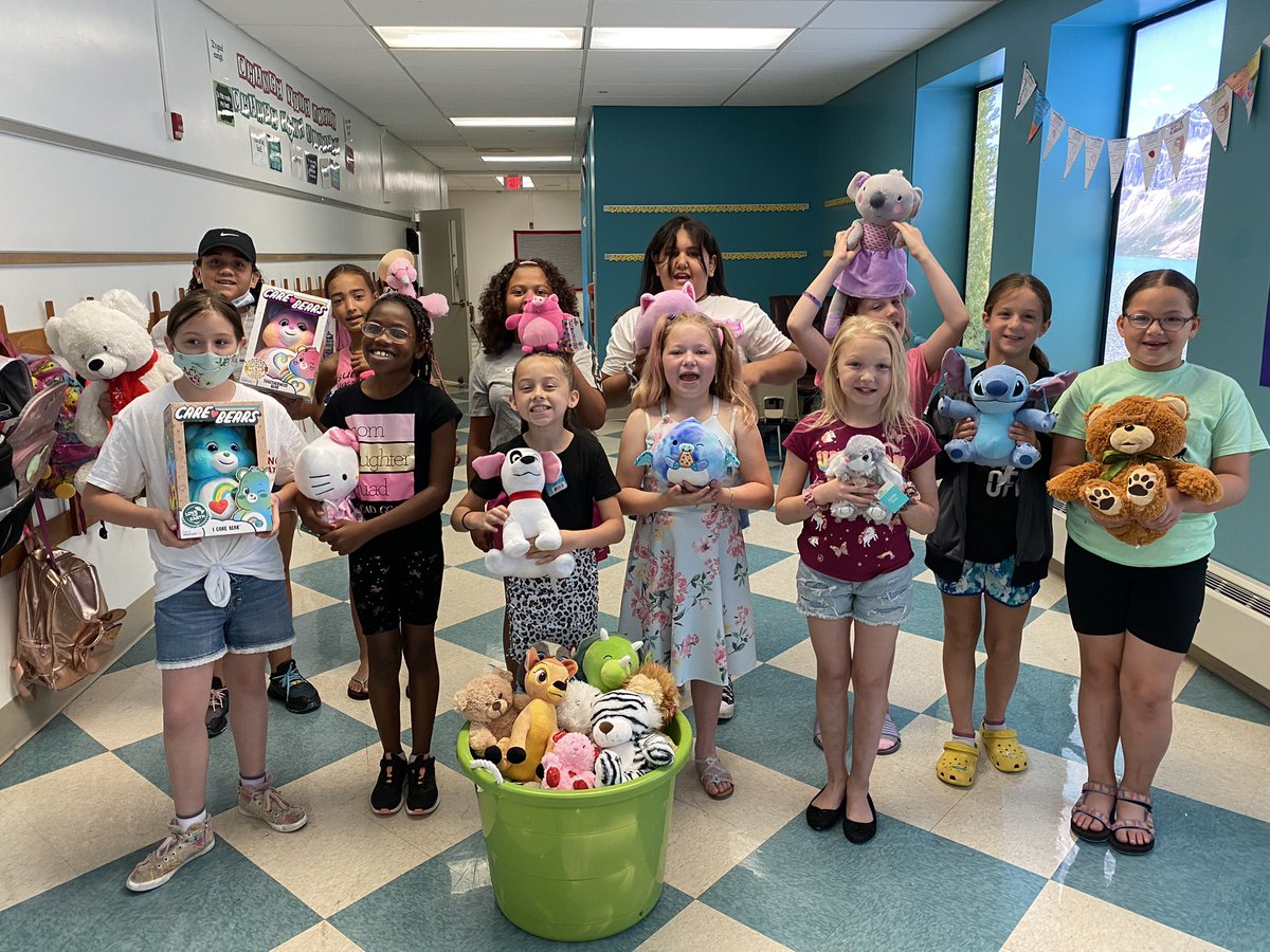 RForgotch's tweet photo. Harding GOTR collected brand new stuffed animals in hopes to brighten the day for kids with cancer for our community impact project. Today we were able to deliver the stuffed animals to the children’s hospital. We loved being able to hopefully make a difference in someone’s life! https://t.co/5qgktVp08O