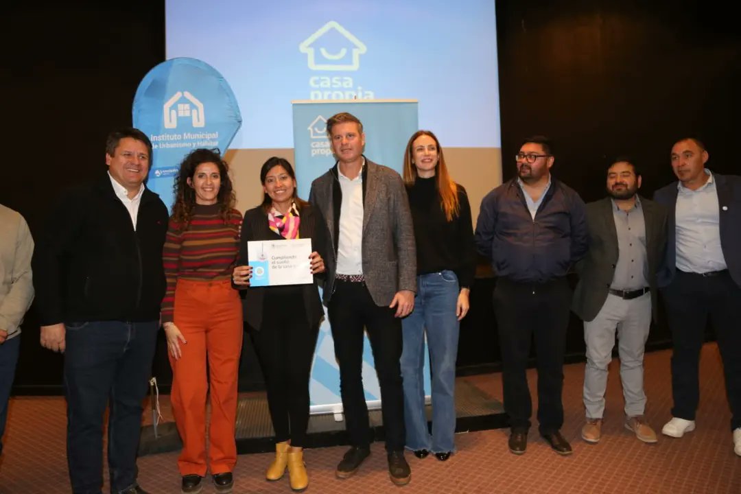 MarianoGaidoOk's tweet photo. Gestión en conjunto con #Nación. Más  neuquinas y neuquinos ya cuentan con #lotes con servicios y ahora suman el crédito #ProCrear para llevar adelante su casa propia.
Gracias @lucianoscato por acompañar este momento #federal!

#imuh
#NaceUnBarrio 
#PalabraCumplida https://t.co/NUWXJZHCBU
