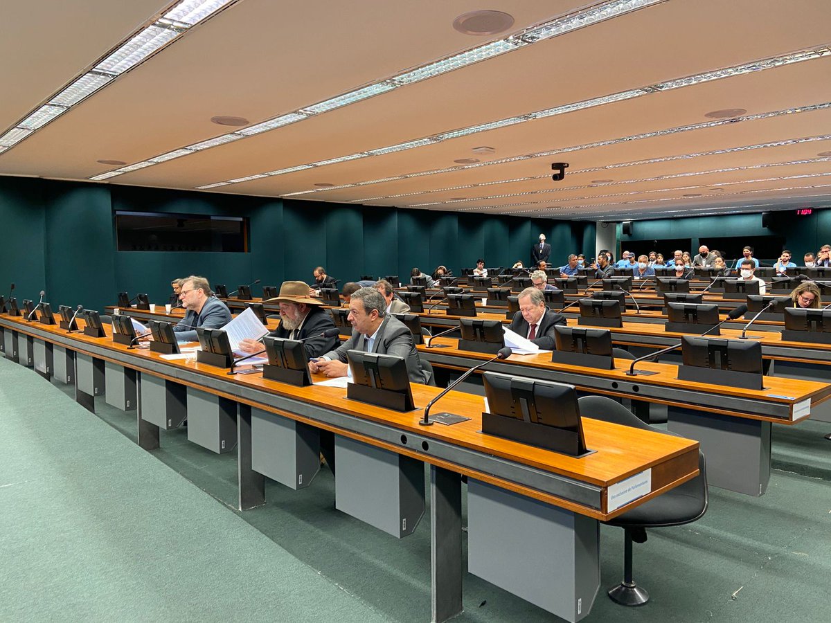 CMADSUSTENTAVEL's tweet photo. Na reunião de hoje (14) foram discutidos projetos e requerimentos.

Aprovações: 
🎯 PL 4379/2020 - Altera os limites da Floresta Nacional de Brasília, criada pelo Decreto s/nº de 10 de junho de 1999.
Autor: do SF - Izalci Lucas (PSDB/DF)
Relator: Nelson Barbudo (PL-MT) https://t.co/nBspCsYUnq