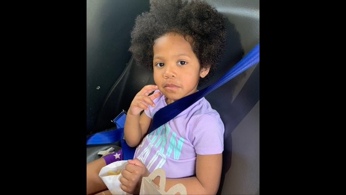 KCTV5's tweet photo. DO YOU KNOW THIS CHILD: Police in Lenexa found a child wandering around an apartment complex unaccompanied Tuesday afternoon. They're trying to locate their parent/guardian. Anyone with information is asked to call dispatch at 913-477-7301.
STORY: https://t.co/biivVRBRbO https://t.co/eVyxM9KuOW