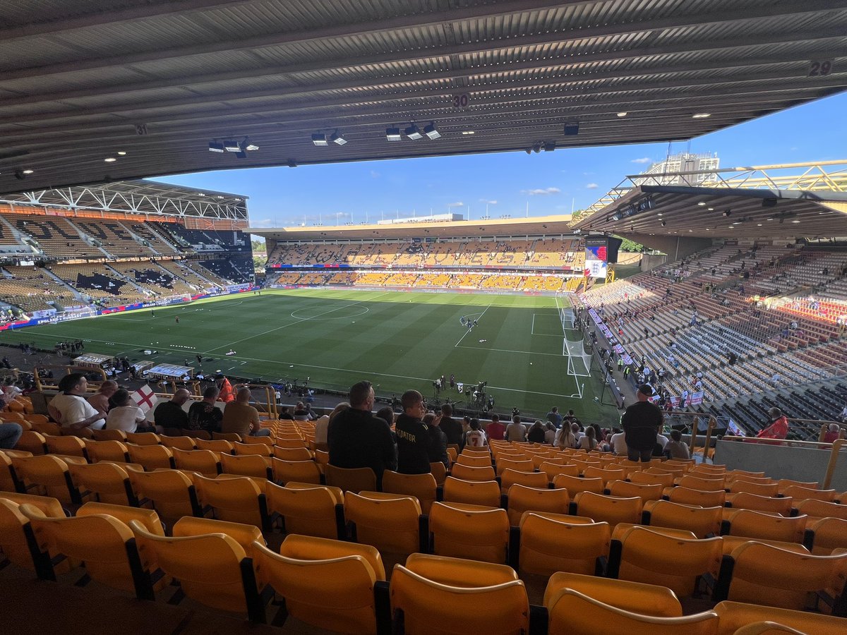 ArtfulDoctor's tweet photo. Not bad seats, but where’s our flags??
#Skimping #BlameBrexit
#ENGHUN #ThreeLions https://t.co/TObFwyhQqS