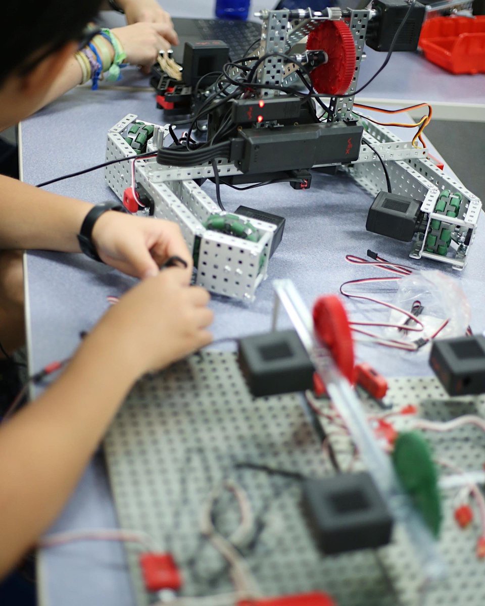 The VEX robotics group has spent the day building and testing their robots! 🔧 #seebluestemcamp #seeblue #seeblueseesten