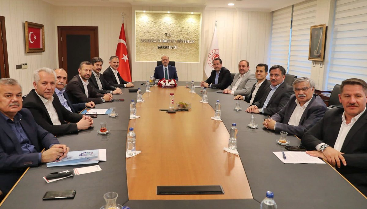 ÇSG. Bakanı <a href="/vedatbilgn/">Vedat Bilgin</a>'i, Genel Başkanımız <a href="/_aliyalcin_/">Ali YALÇIN</a> ve Memur-Sen heyeti olarak ziyaret ettik.

Ek Gösterge Düzenlemesini mevcut haliyle neden kabul etmediğimizi ve taleplerimizi ilettik.

Sahada ve masada haklı mücadelemizden bir adım geri atmadan, çalışmaya devam ediyoruz.