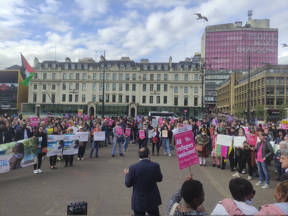 SUTRScotland's tweet photo. People really make Glasgow.
Hundreds protest at short notice in George Square against #offshoredetention and to day #StopDeportations #AllRefugeesWelcome
@pritipatel &amp; Home Office - take note, we won't stand for this, and we remember #KenmureStreet https://t.co/b7VxE5OEwx