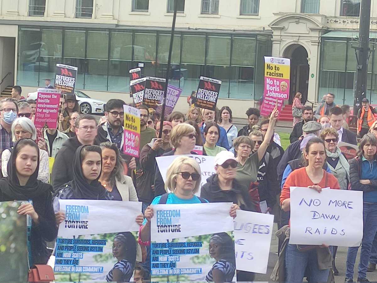 SUTRScotland's tweet photo. People really make Glasgow.
Hundreds protest at short notice in George Square against #offshoredetention and to day #StopDeportations #AllRefugeesWelcome
@pritipatel &amp; Home Office - take note, we won't stand for this, and we remember #KenmureStreet https://t.co/b7VxE5OEwx