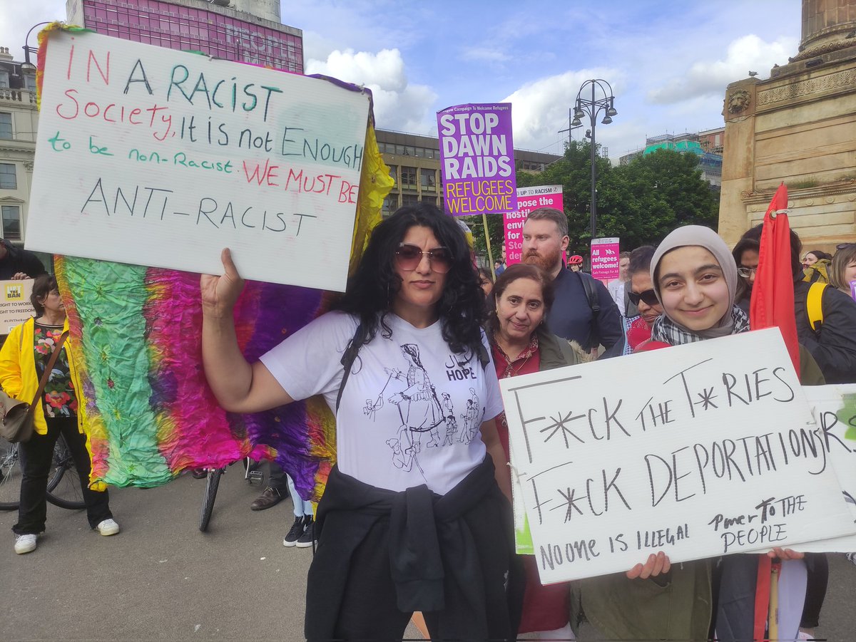 SUTRScotland's tweet photo. People really make Glasgow.
Hundreds protest at short notice in George Square against #offshoredetention and to day #StopDeportations #AllRefugeesWelcome
@pritipatel &amp; Home Office - take note, we won't stand for this, and we remember #KenmureStreet https://t.co/b7VxE5OEwx