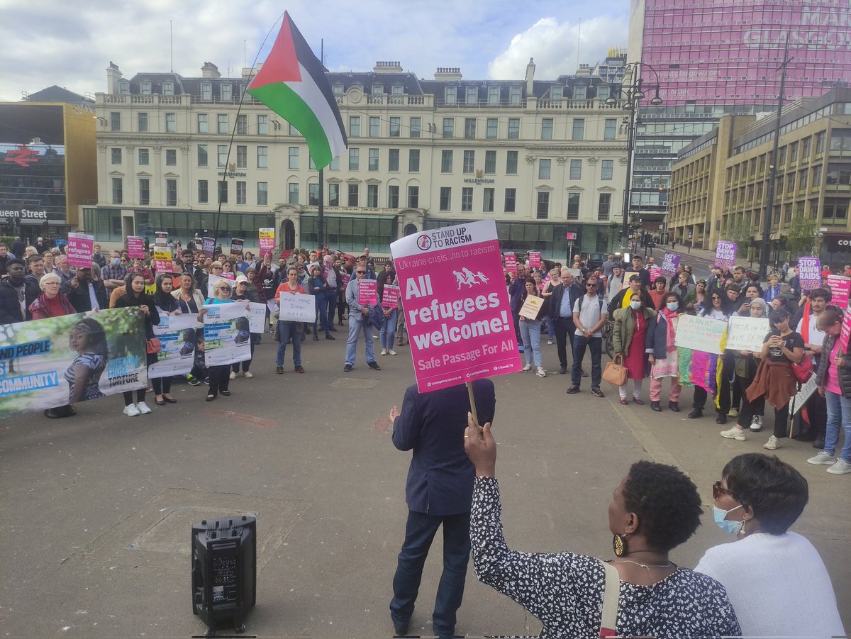 SUTRScotland's tweet photo. People really make Glasgow.
Hundreds protest at short notice in George Square against #offshoredetention and to day #StopDeportations #AllRefugeesWelcome
@pritipatel &amp; Home Office - take note, we won't stand for this, and we remember #KenmureStreet https://t.co/b7VxE5OEwx
