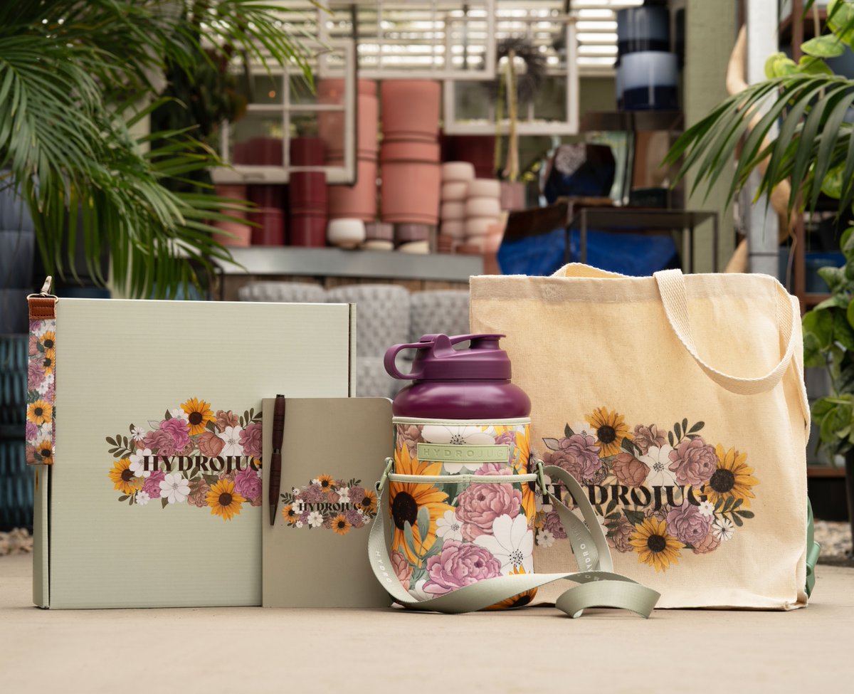 hydro_jug's tweet photo. Summer Floral PR Box >>>
🌻Summer Floral Sleeve
🌻Tote Bag
🌻Lanyard
🌻Journal
We're OBSESSED😍
#hydrojug #specialedition #prbox https://t.co/o2gSzkRYLY