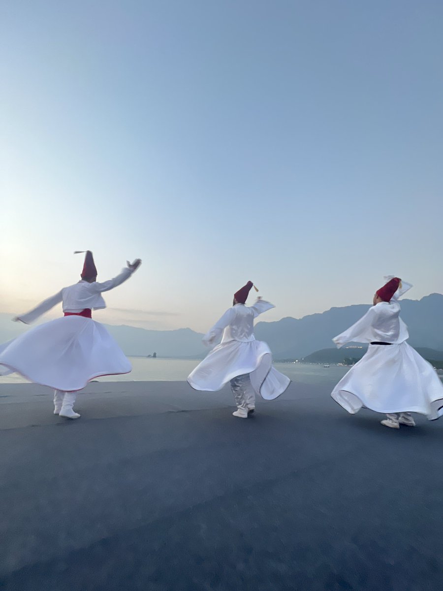KDeebah's tweet photo. ‘Let it all go and see what stays.’                   #DalLake #srinagar #kashmir #whirlingdervesh #sufifestival  #sufi #Dance  #sema @JandKTourism                                         Pc:Isam Wani https://t.co/0fpb0QmPBv