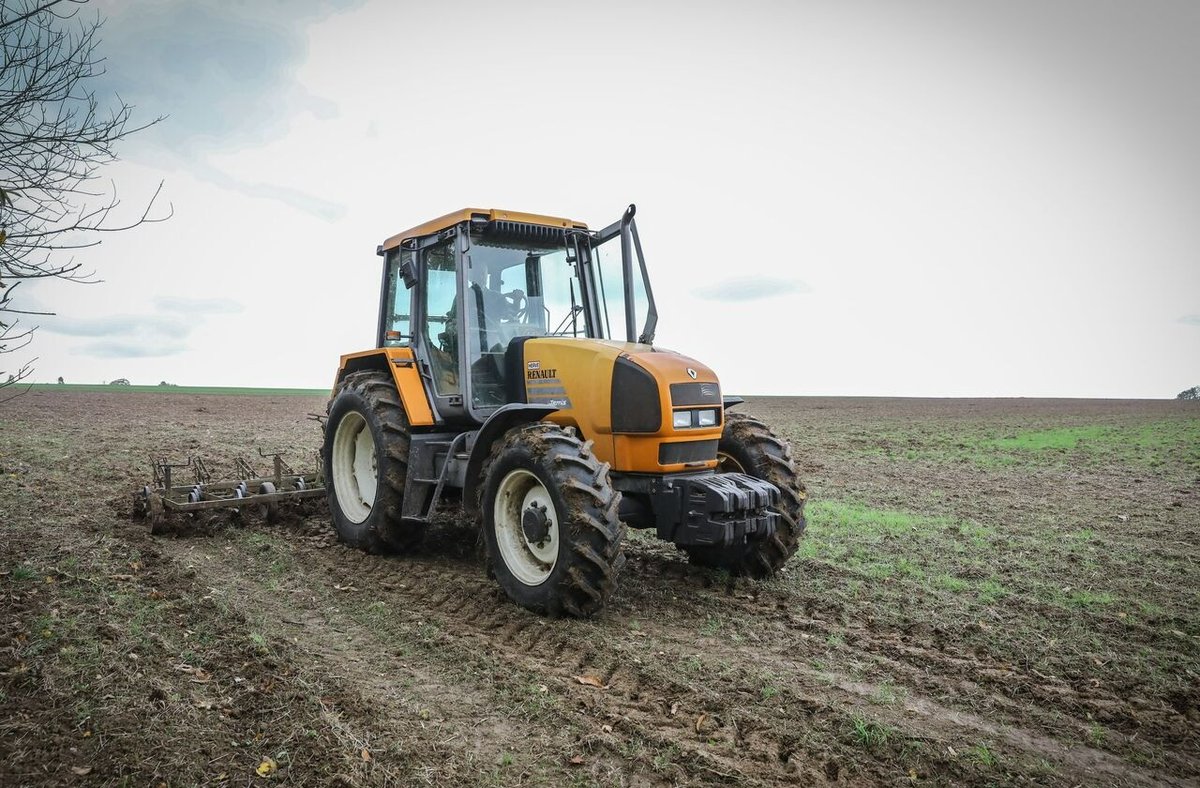 le_Parisien's tweet photo. 🔴 Un enfant de 3 ans meurt happé par le tracteur de son père 
➡️ https://t.co/4hCUhXB7uE https://t.co/juSdnZDt53