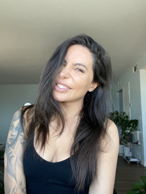 Lela Star - 2 pic. 37 years years on this earth and I still dgaf on anyone’s opinions about me. https://t.co/gdhJ3hGQPp