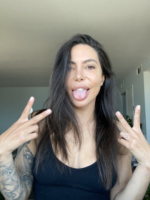 Lela Star - 4 pic. 37 years years on this earth and I still dgaf on anyone’s opinions about me. https://t.co/gdhJ3hGQPp