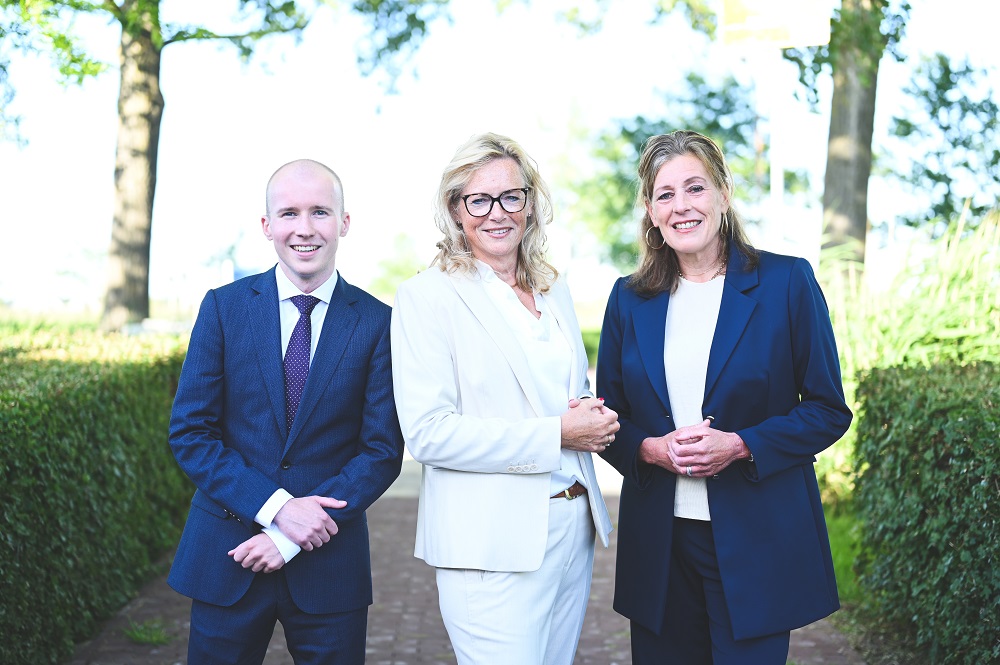 Ines de Ridder van <a href="/BeterSamen/">SamenBeterNieuwkoop</a>, Tom de Kleer van <a href="/VVDNieuwkoop/">Leen Mur</a> en Antoinette Ingwersen van <a href="/cdanieuwkoop/">CDA Nieuwkoop</a> zijn de nieuwe wethouders van Nieuwkoop. Samen met burgemeester @robbertvanduijn vormen zij het college van B&amp;W. 
Meer info: bit.ly/3mPZNQV