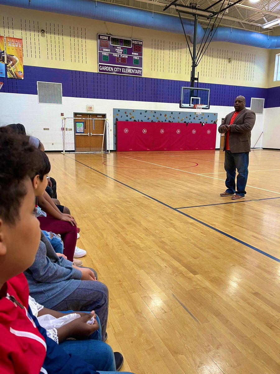 MrsMastenWLE's tweet photo. Such a fun day of learning! We got to meet a real Engineer and hear about how he gets to be creative and solve problems everyday. Then we got to put our own creativity into action with makerspace activities! #wearewayne #summerschool https://t.co/APcR5yPw3U