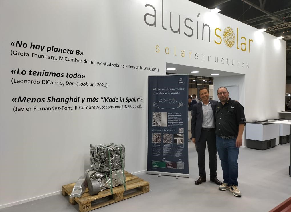Hydro_Iberia's tweet photo. ¡Muchas gracias, #AlusinSolar por mostrar un poquito de Hydro en su stand 10E04 de @FeriaGenera!
Encantados de explicar un poco más sobre Hydro RESTORE, #AluminioReciclado con declaración de composición y huella de carbono (https://t.co/7oYhNPznN4)

#GENERA2022 #Renewables https://t.co/DStiVEskaN