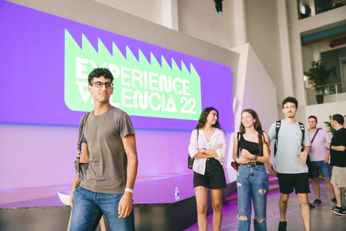 @Experience_VAL <a href="/insidezeusdata/">ZEUS by LLYC</a> <a href="/lamarinadevlc/">La Marina de València</a> <a href="/ProtestPublic/">public protest poster</a> @NereaColl_Photo Raúl Goñi dejó bien plasmada su mirada, y también actitud, sobre lo que él considera debe ser un #diseño abierto, accesible y tecnológico, para traspasar el espacio público y permanecer.

¡Vaya comienzo de semana! 🔥

📸 @NereaColl_Photo 

#ExperienceValencia #WDC2022