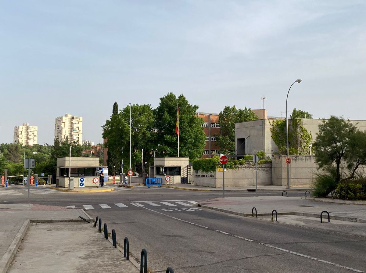 3CatInfo's tweet photo. Un menor es cola a la seu central de la Policia Nacional, un dels edificis més protegits de l'Estat, i roba dues pistoles https://t.co/9giKok36pr https://t.co/RBe2ZjBd8m