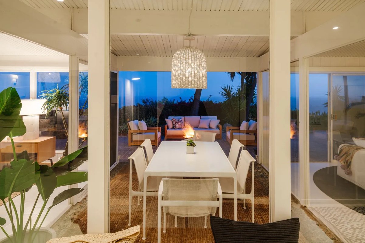 sothebysrealty's tweet image. See Inside Hollywood Star Emma Stone’s Enchanting Malibu Hideaway. s.sir.com/3QmiYzd

#sothebysrealty #realestate #luxury #curbappeal #luxuryrealestate #design #home #homedesign #architecture #luxurylifestyle #luxe #luxuryhomes #luxurylife #emmastone #celebrity