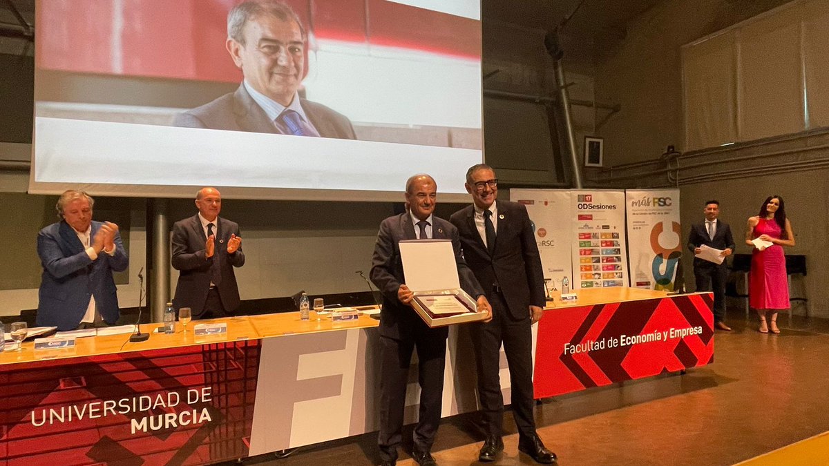 ucomur's tweet photo. 🏅@JoseLujanRector, rector @UMU, hace entrega a @japedreno del premio a la trayectoria profesional en #RSC.

👥 Nuestro Pdte. comienza su intervención recordando que este año se cumplen 175 del nacimiento del #cooperativismo: "Hablar de #cooperativas es hablar de RSC".

#nocheRSC https://t.co/RjfNRBbhs4