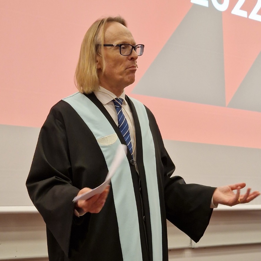 mirgens's tweet photo. Årets avgangsstudenter på @hkristiania har vist usedvanlig evne til å stå på og gjennomføre i en tid definert av Covid, og det er spesielt inspirerende å være seremonimester for dem – i godt selskap med rektor @arnehk og prorektorer @mezatrine og @jBarland. https://t.co/TYOtVC4X7A