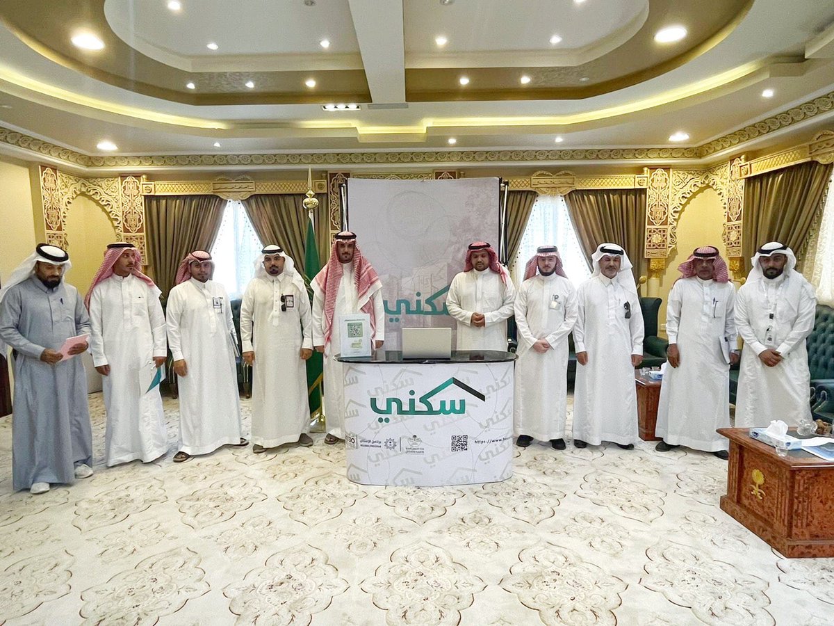دشن سعادة محافظ #المندق 
أ.قاسم بن سعيد ال محسن 
مبادرة "سكني" 
وتم مناقشة امكانية إيجاد الحلول لدعم #جمعيه_الحلاه_التعاونيه
