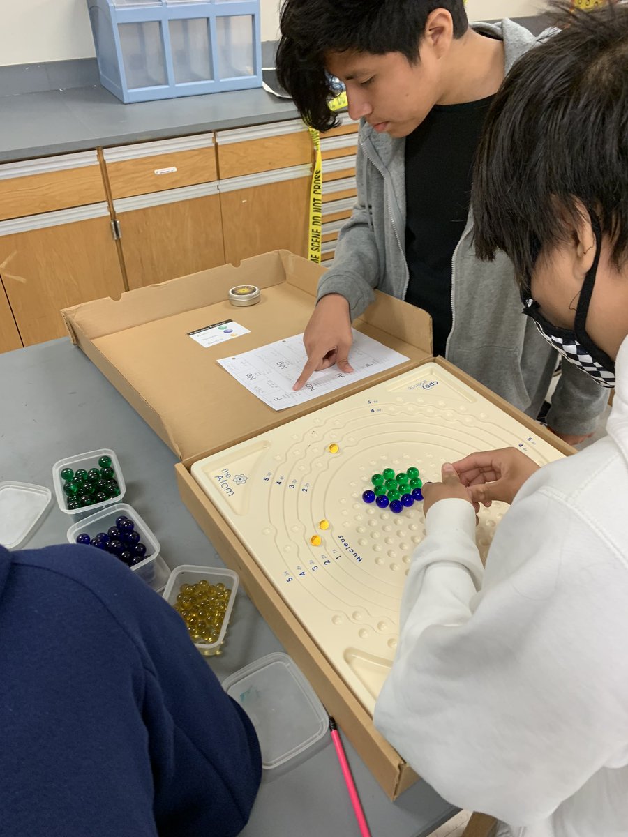 Self_Taught_Sci's tweet photo. Atom building today! #myIrvingISD #ScienceSummer https://t.co/2gFSms7vl9