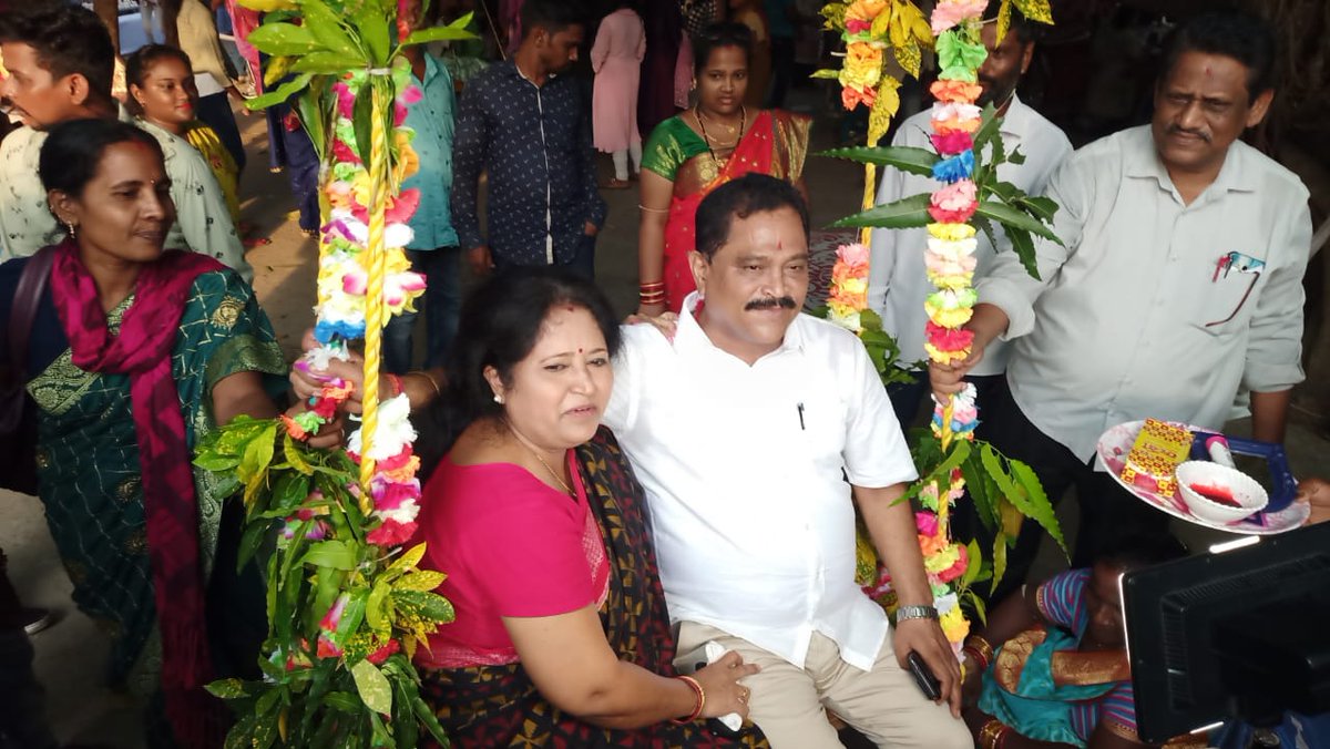 ପୁରୀ ଜିଲ୍ଲାର ଅଗ୍ରଣୀ ଅନୁଷ୍ଠାନ ଅର୍କଶ୍ରୀ ଦ୍ୱାରା ଆୟୋଜିତ ଓଡ଼ିଶାର ଗଣ ପର୍ବ  ରଜ ଉତ୍ସବରେ,ମାନ୍ୟବର ସାଂସଦ  ଡ଼କ୍ଟର ରାଜଶ୍ରୀ ମଲ୍ଲିକ ଏବଂ ମୋ ବାବା ଙ୍କ ସହ ଯୋଗଦେଲି......
ଆପଣ ମାନଙ୍କୁ ରଜ ର ଅଭିନନ୍ଦନ ଜଣାଉଛି......