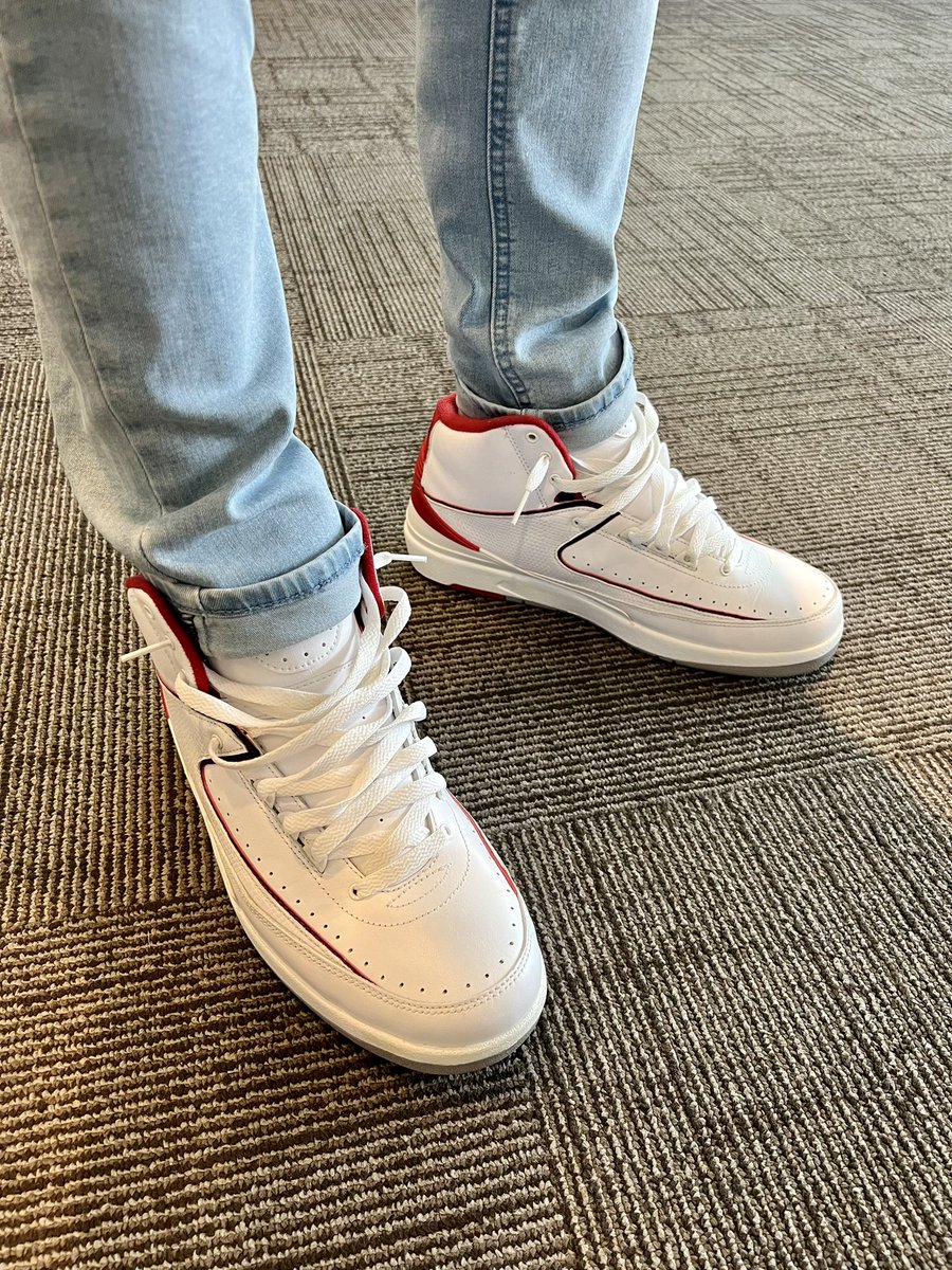 Ant_Montoya's tweet image. Like my man @NTX_Diggs said, it’s day 2 of sneaker week! Had to kick it off with some classic Jordan 2s! ✌🏼🔥#2sOnTuesday #Jordan2 #CDP2 #CountDownPack #AttKicks #LifeAtAtt #WorkKicks @coreycooperNC @deontregatt @hi_im_coachKari