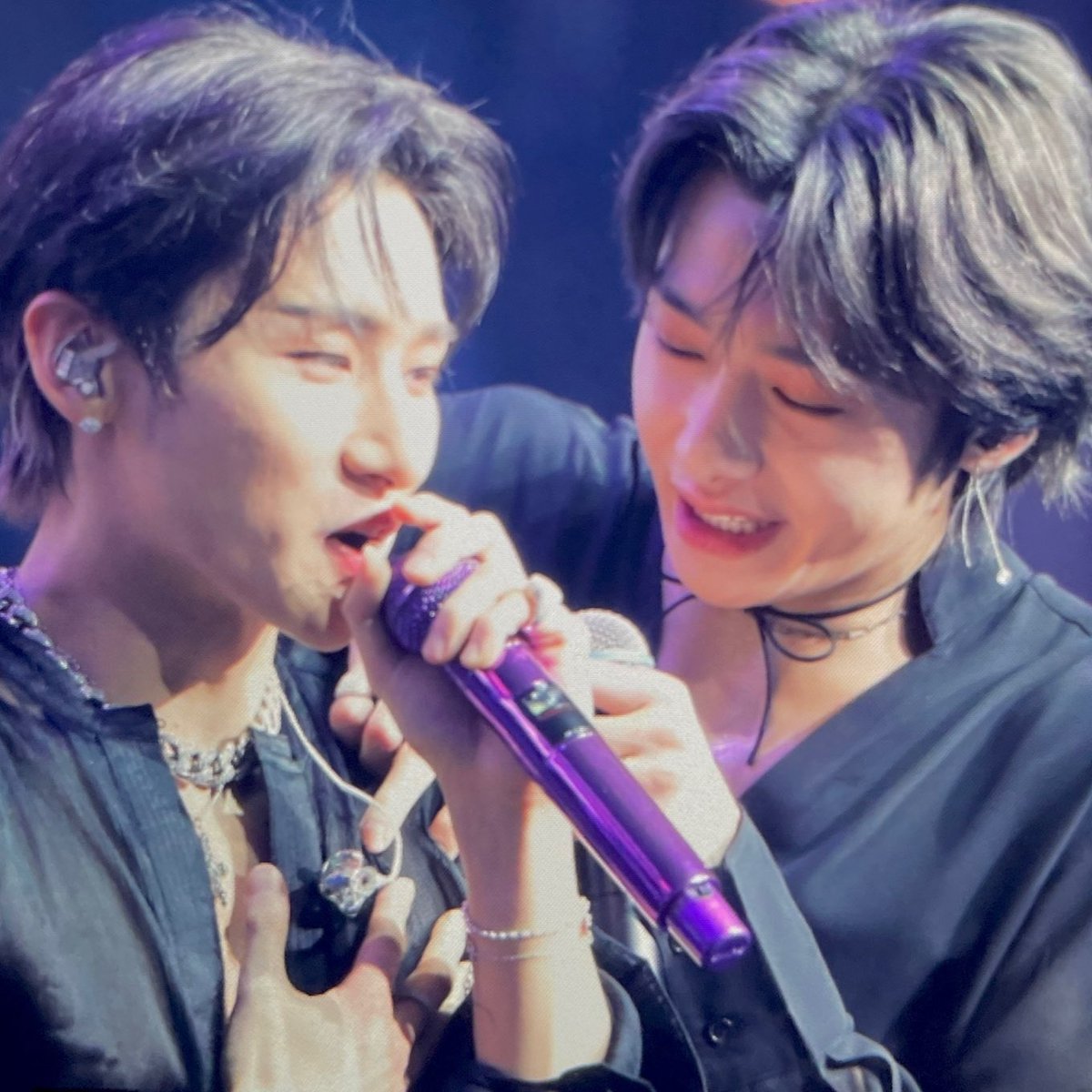 TurtleLoveCat's tweet photo. hyungwon and changkyun being the best gym buddies by hyping each other's body up ✨ https://t.co/bFF1hBgfV3
