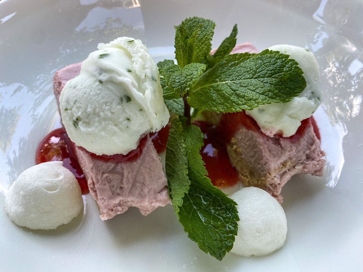 M’n toetje vanavond: aardbeiencheesecake met aardbeiencompote,
citroen-basilicumijs en meringue. #teamtoetje