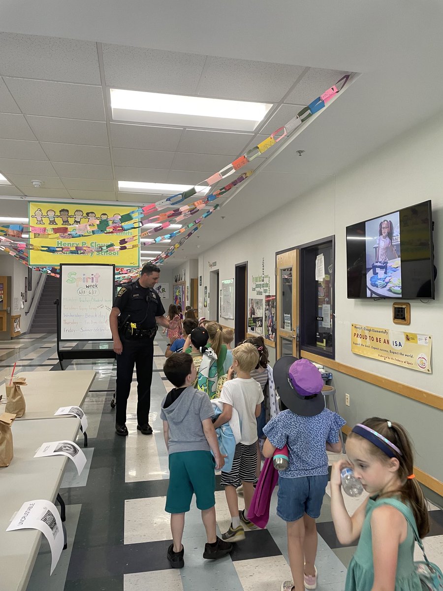 Officer Sinko high fiving students &amp; explaining our security system.  #hpclough #mursdinspires  <a href="/cloughpto/">HP Clough PTO</a> @mendonma