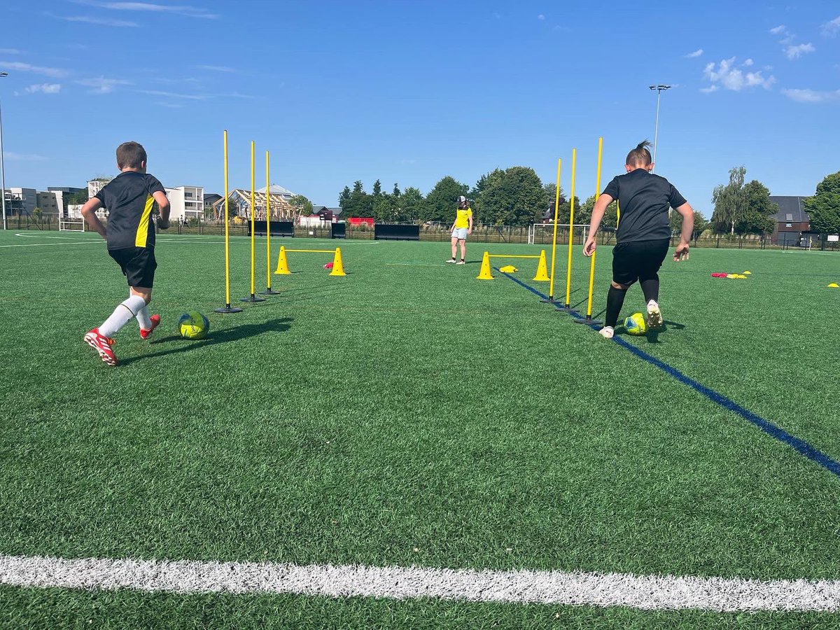 RoazhonA's tweet photo. Fin de saison à la RGA!!
Merci pour cette magnifique saison (complète 😉) !!
Beaucoup de plaisir pris avec tous les gardiens 🧤⚽️🧤.
Très bonnes vacances à tous
#roazhongoalacademy #rga #goal #goalkeeper #keeper #keepers #gardien #gardiendebut #gardiensdebuts #plaisir #passion https://t.co/kQNIQsCd0O