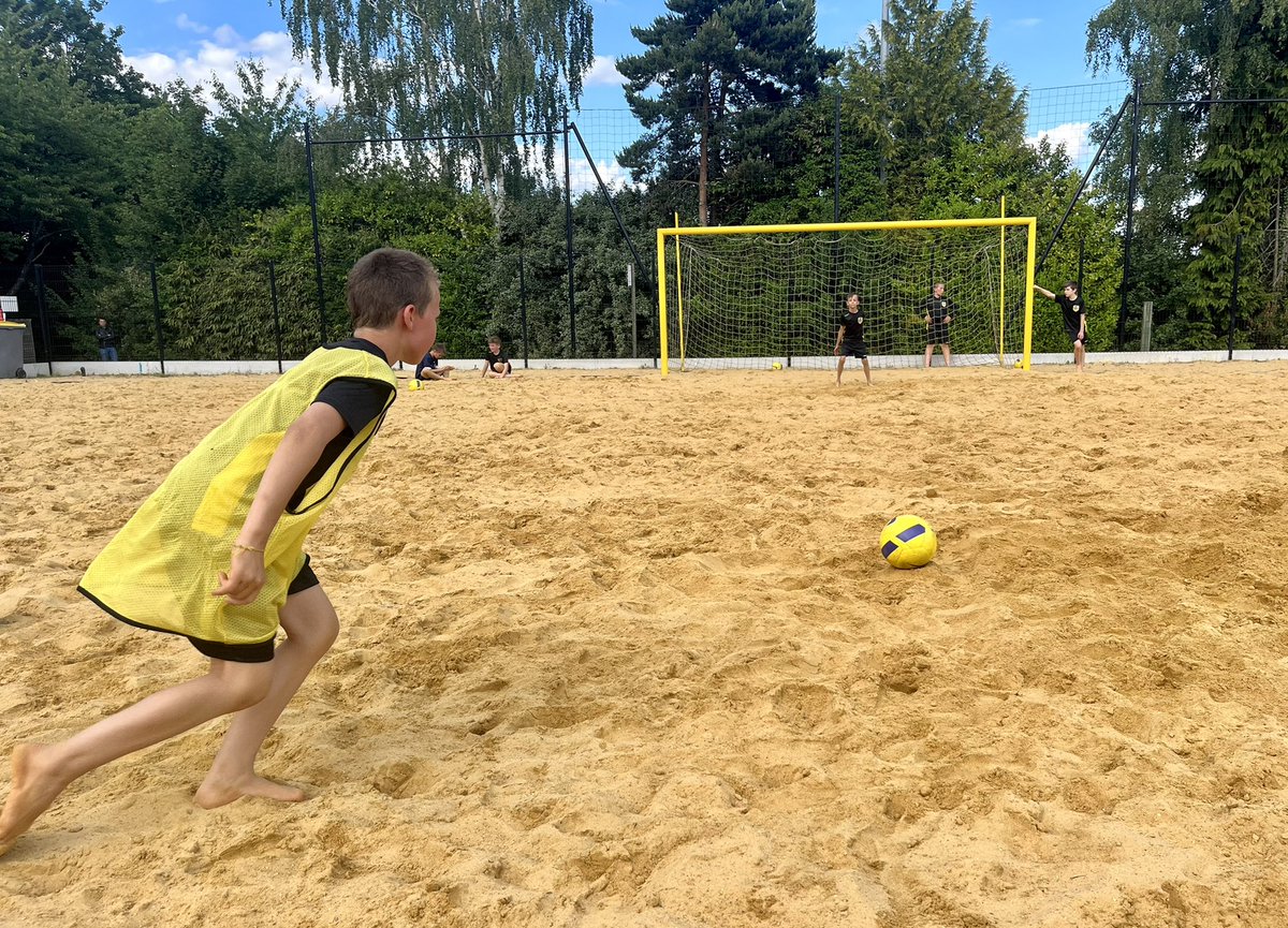 RoazhonA's tweet photo. Fin de saison à la RGA!!
Merci pour cette magnifique saison (complète 😉) !!
Beaucoup de plaisir pris avec tous les gardiens 🧤⚽️🧤.
Très bonnes vacances à tous
#roazhongoalacademy #rga #goal #goalkeeper #keeper #keepers #gardien #gardiendebut #gardiensdebuts #plaisir #passion https://t.co/kQNIQsCd0O