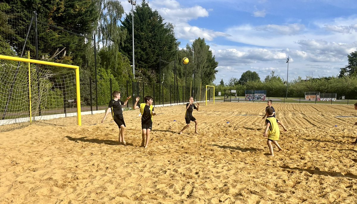 RoazhonA's tweet photo. Fin de saison à la RGA!!
Merci pour cette magnifique saison (complète 😉) !!
Beaucoup de plaisir pris avec tous les gardiens 🧤⚽️🧤.
Très bonnes vacances à tous
#roazhongoalacademy #rga #goal #goalkeeper #keeper #keepers #gardien #gardiendebut #gardiensdebuts #plaisir #passion https://t.co/kQNIQsCd0O