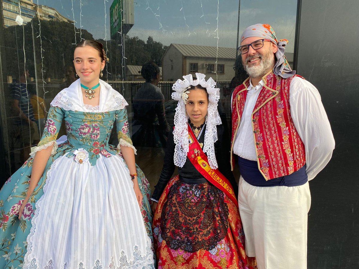 Presidente adulto e infantil junto a la Bellesa Infantil acaban de recoger el primer banderín del año correspondiente al 23º premio del uso de Valenciano en el Llibret. A por más premios!!! 

#premiollibret
#somosgrandes
#23premiousovalenciano
#PSB2022
#fogueres2022
#fogueres