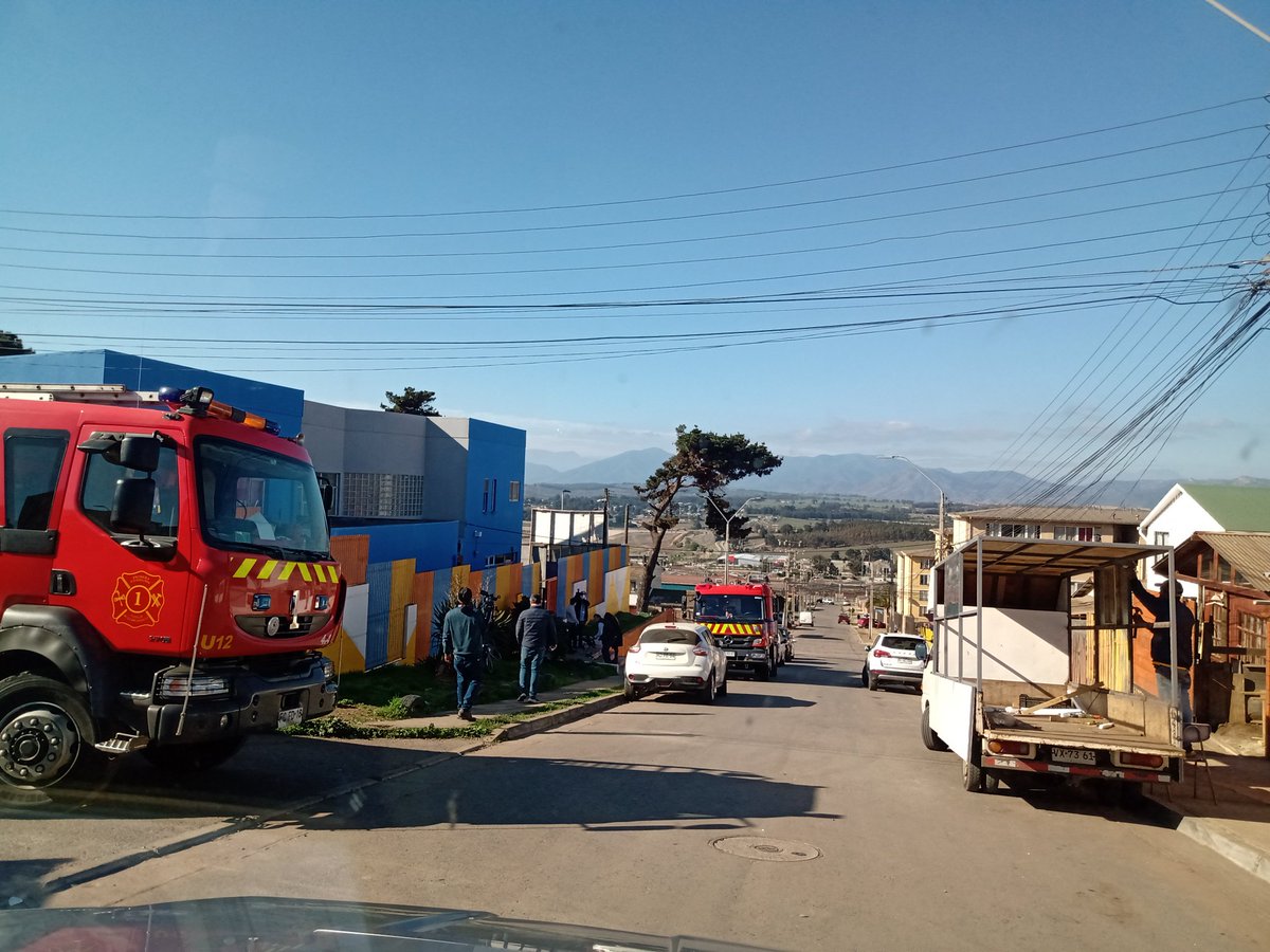 OscarBalcarceA's tweet photo. Evacuan Jardín Burbujitas en Quintero.
Paralizaron las faenas de Codelco Ventanas hace 8 días.
Las empresas privadas cuándo?
#Quintero
#NoMásZonaDeSacrificio https://t.co/7QpYhXfp8O