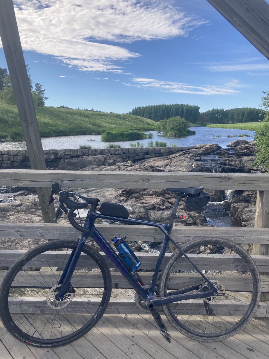 Höyryävä soratie ja Nautelankoski. 

#siltakerho