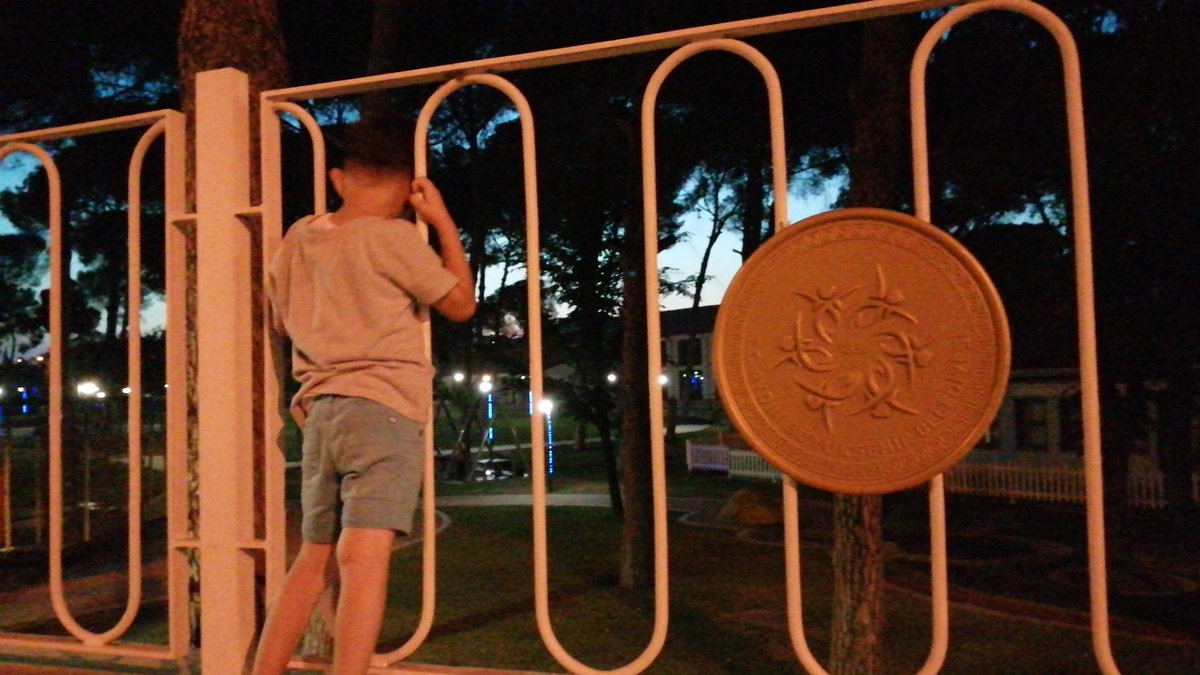 Pazar günü büyük çoşkuyla açılan Aydın tekstil park'a nedense böyle dışarıdan bakıyoruz  <a href="/AydinBuyuksehir/">Aydın Büyükşehir Belediyesi</a> <a href="/OZLEM_CERCIOGLU/">Özlem ÇERÇİOĞLU</a> <a href="/aydindenge/">Aydın Denge Gazetesi</a> <a href="/aydinpost/">Aydinpost.com</a>