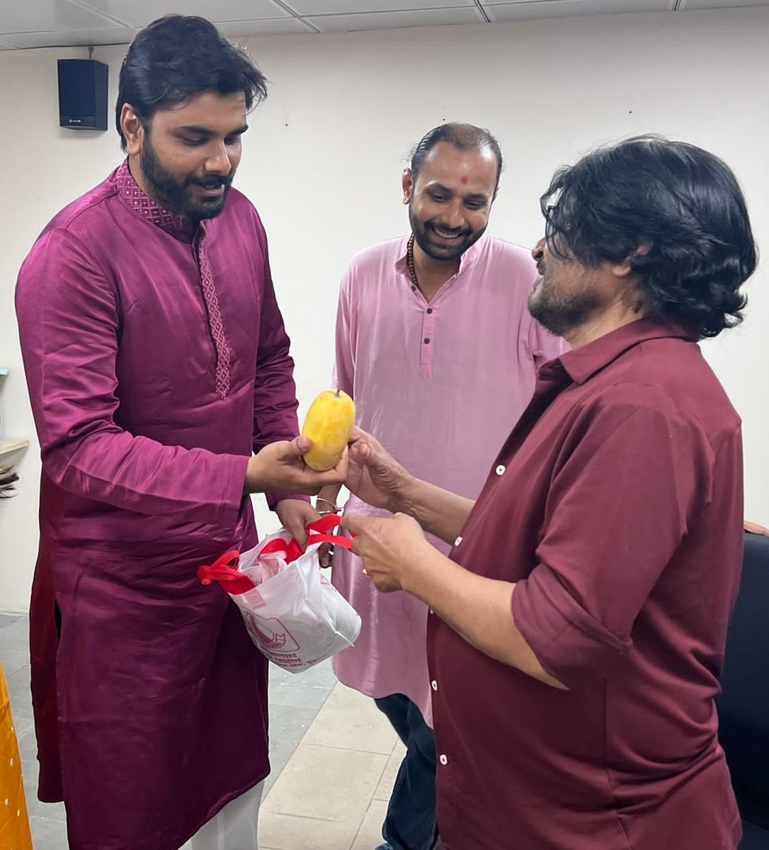 param_pandya's tweet image. Presented #KesarKeri to our dear #Pradhanji of #Panchayat in his #Lauki style. 

#RaghubirYadav
#AmazonPrime
#panchayatonprime 
#ShreyarthUniversity
#Ahmedabad 
#Mango

@TheViralFever @PrimeVideoIN @RaghubirYadav25 @nsd_india