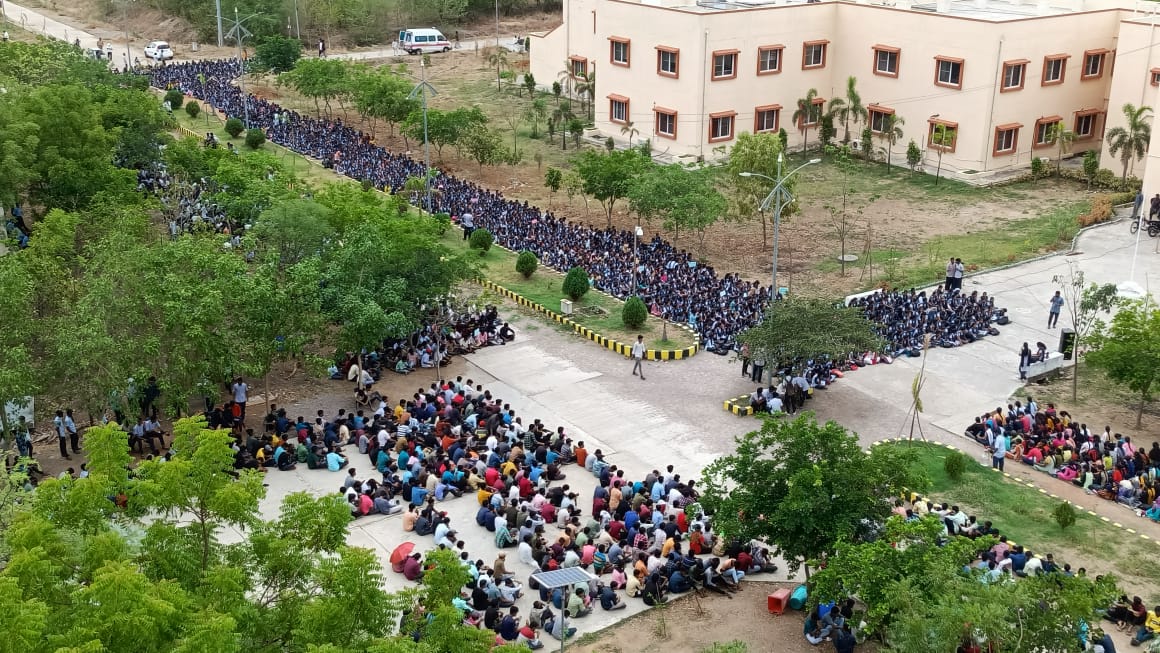 HarshiniMamull1's tweet photo. @TelanganaCMO @KTRTRS @TelangansCMO sir please look into #RGUKTBasar issue. 8000 students sat on road , waiting for your reply.

#VisitRGUKT 
#ConsiderRGUKT
#StandupforRGUKT
#RGUKTBasar
#IIITBasar https://t.co/QpWHnqyxj8