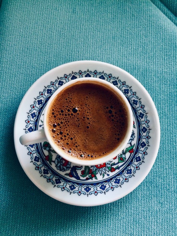 أحياناً تتمنى أن لا تفهم، أن لا تلاحظ بدقة، أن تدع الأمور تجري بثقوبها، تبقى ساكناً دون أن تُحدث رد فعل، غالباً الجهل يمتص الضرر