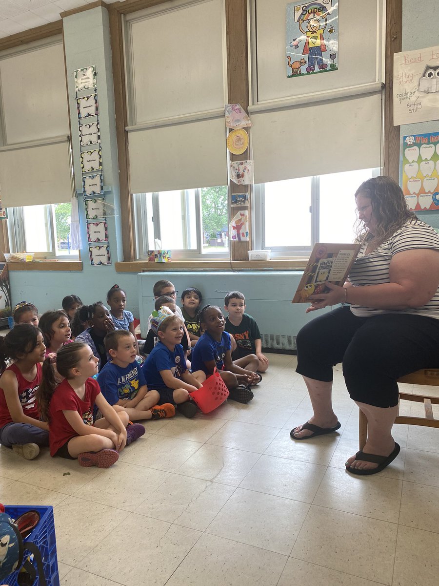 MissSager_'s tweet photo. KS had so much fun with their mystery reader today!!!!! @polk_street https://t.co/slOBSgwEqi